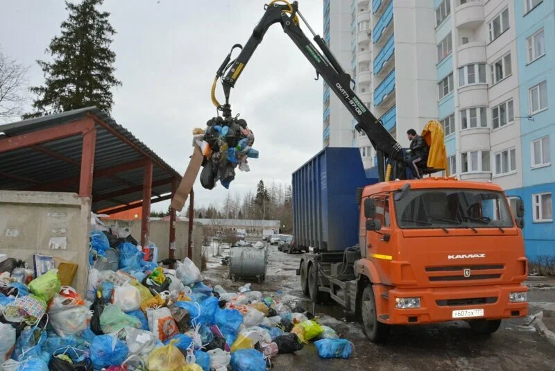 Вывоз бытового мусора в Сестрорецке с погрузкой в октябре