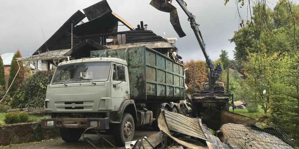 Вывоз мусора после пожара с утилизацией в Сестрорецке в октябре