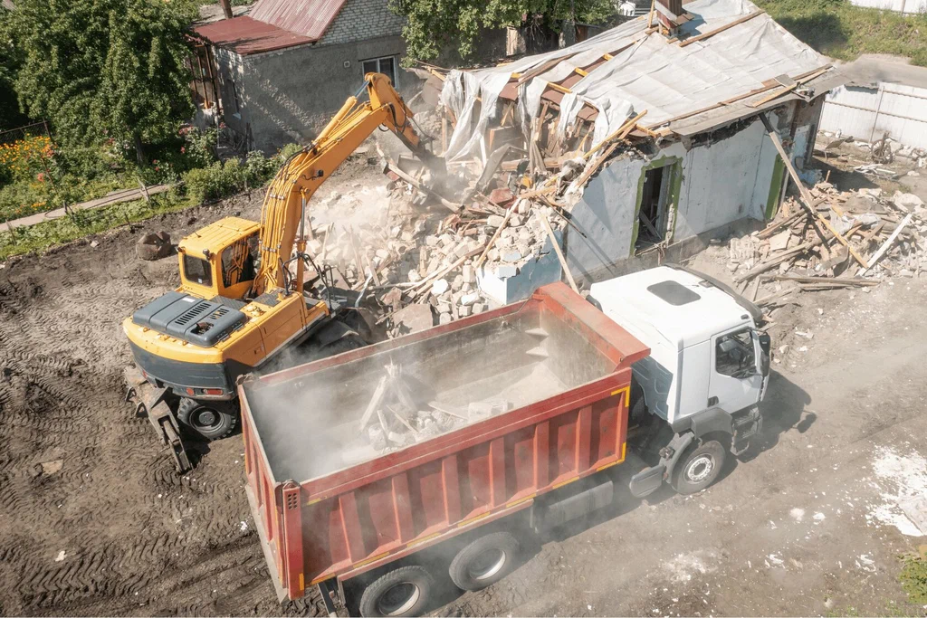 Вывоз мусора после сноса зданий с выездом в Сестрорецке в октябре