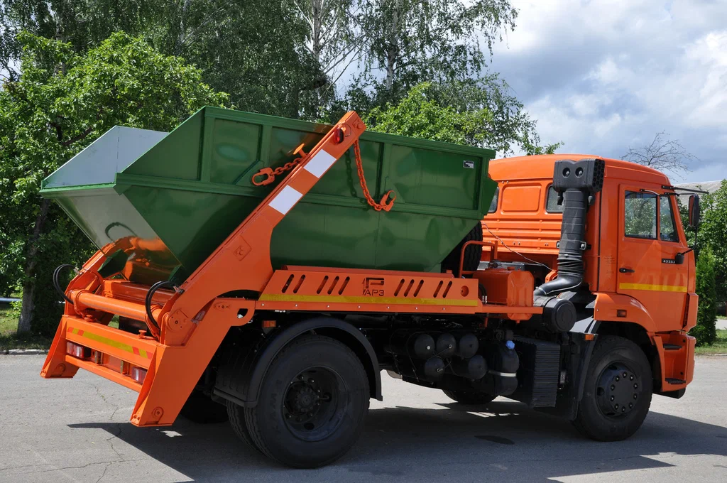 Заказ бункеровоза для вывоза мусора и отходов в Сестрорецке в октябре