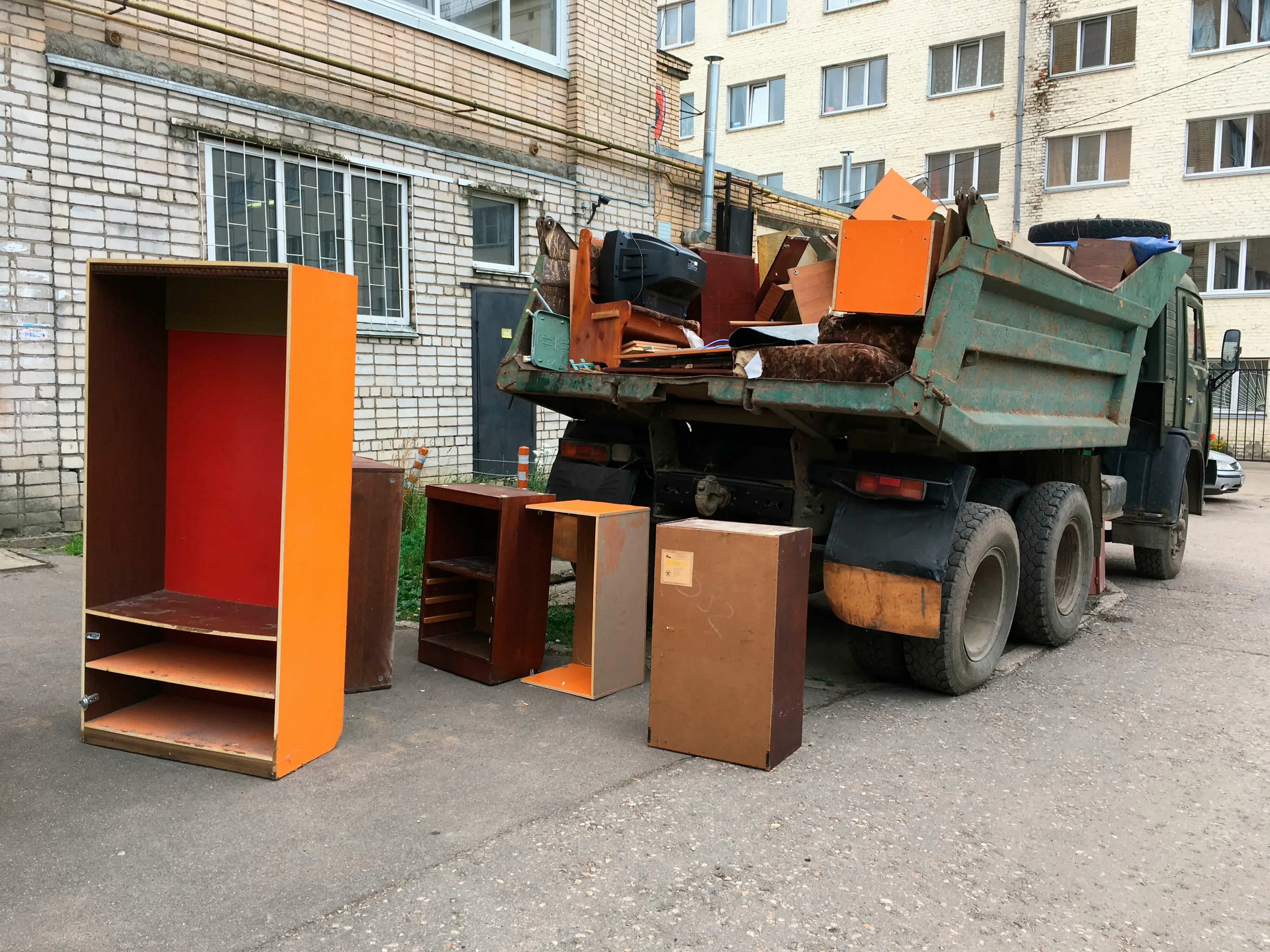 Утилизация старой мебели с вывозом и разбором в Сестрорецке в октябре