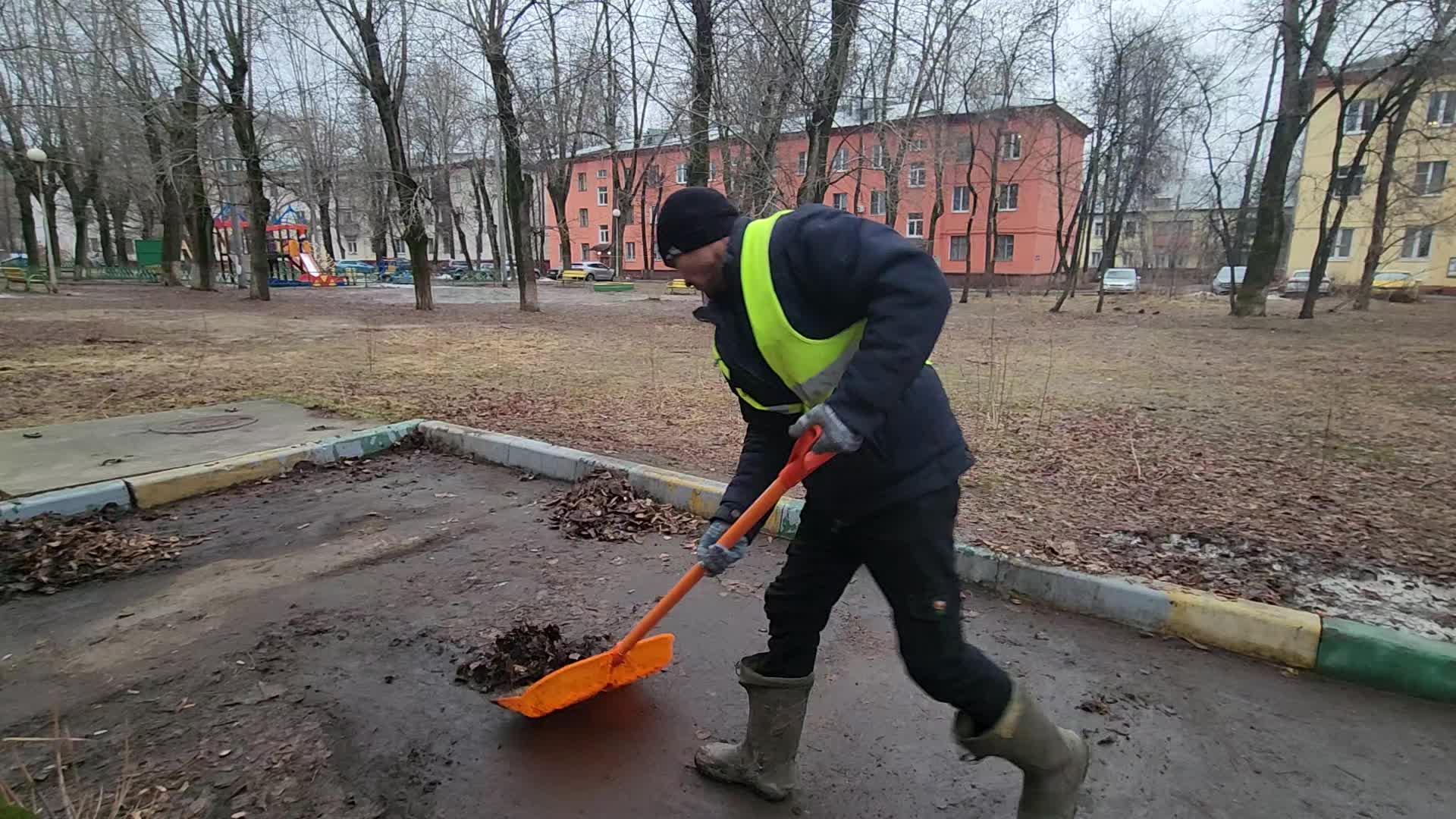 Уборка территорий в Сестрорецке в октябре