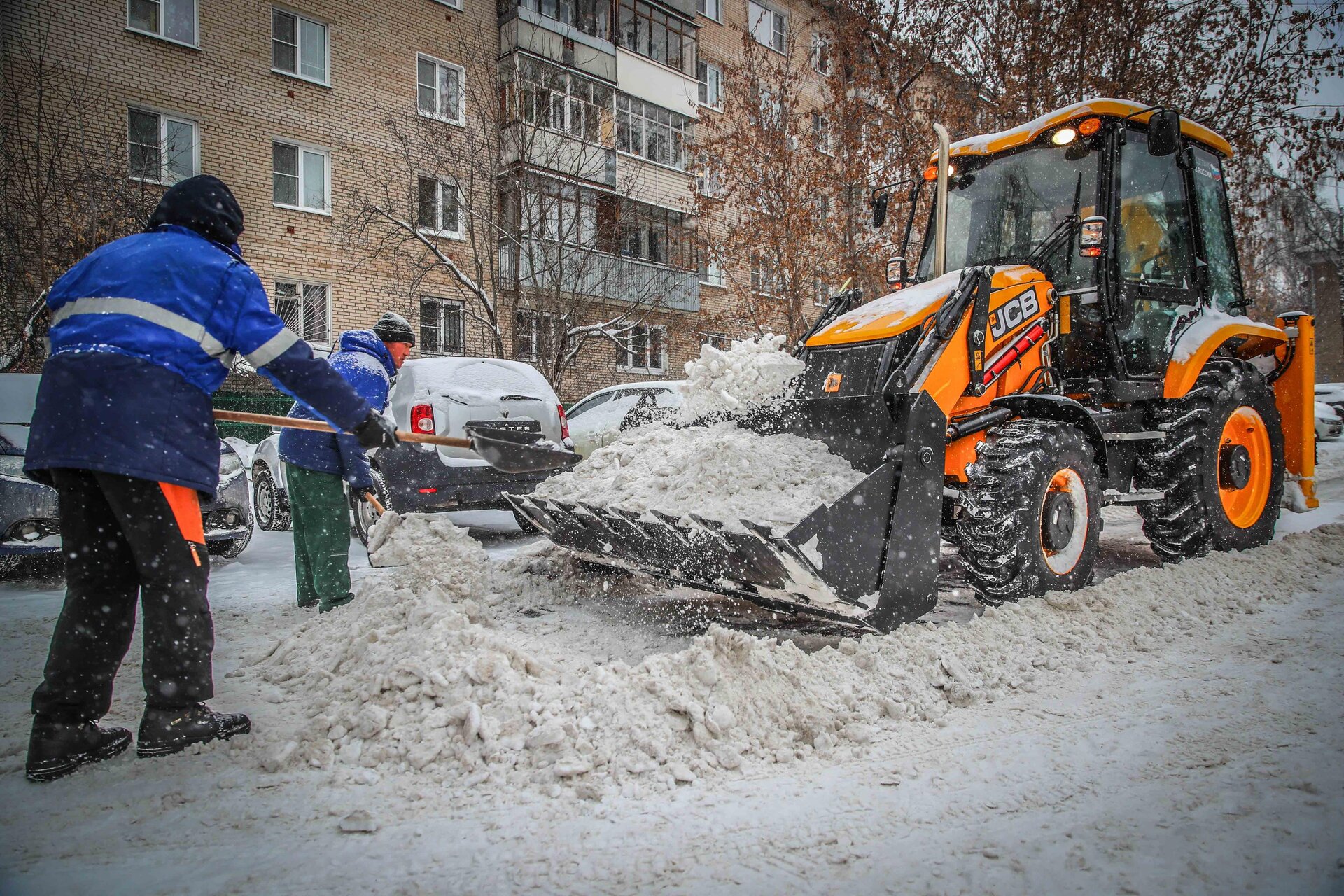 Очистка дворов от снега и наледи в Сестрорецке — уборка снега, трактор и ручная, цены от 512 руб. | ПроМусор