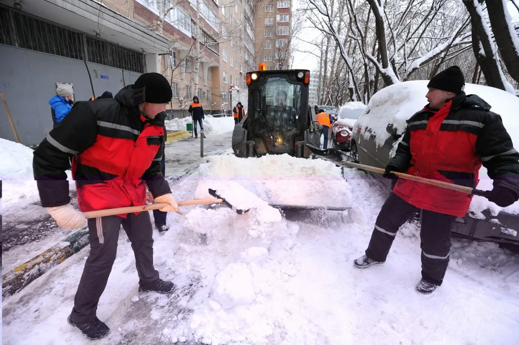 Очистка дворов от снега с гарантией результата в Сестрорецке в октябре