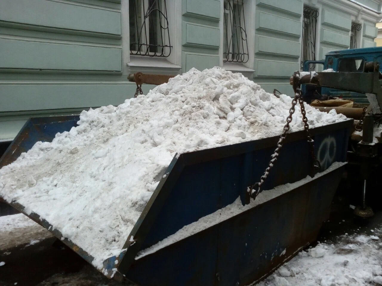 Вывоз снега контейнерами в Сестрорецке в октябре