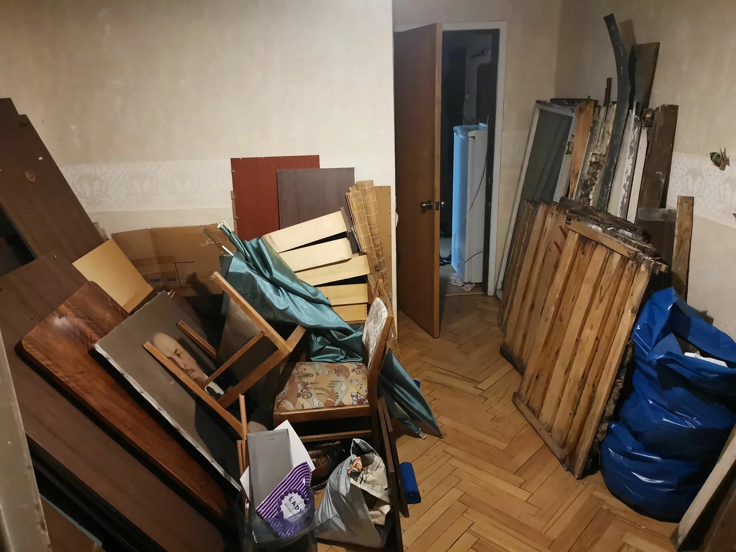 Демонтаж мебели с вывозом и утилизацией в Сестрорецке в октябре